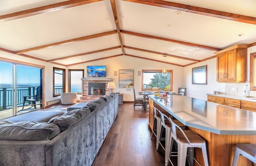 Dillon Beach House | WhaleWatch~Scenic Coastal Retreat Perfect for Families, WiFi/HotTub/GmRm/Pup