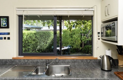 Waimarama Cottage | Whamoori - Waimarama Beach Bach