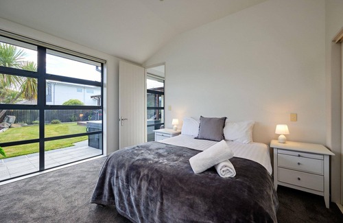 Kaikoura House | Whanau Retreat - Beautiful Home, Sunshine on McRae