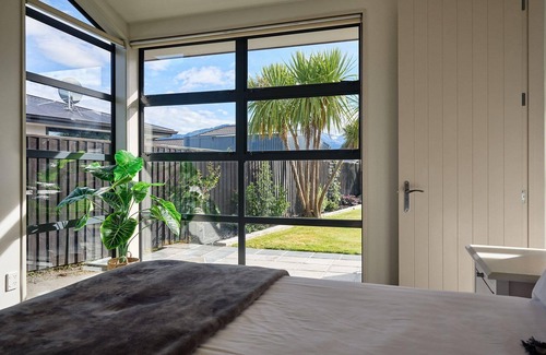 Kaikoura House | Whanau Retreat - Beautiful Home, Sunshine on McRae