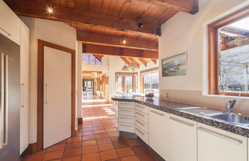 Arrowtown House | Wharenui by MajorDomo - Gorgeous sprawling character home with tennis court and spa pool