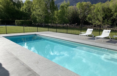 Arrowtown House | Wharenui by MajorDomo - Gorgeous sprawling character home with tennis court and spa pool