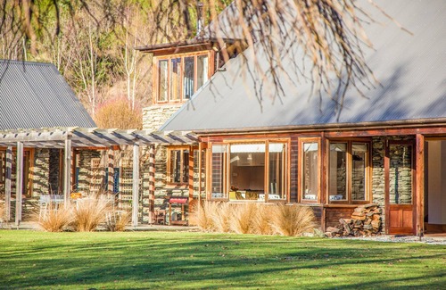 Arrowtown House | Wharenui by MajorDomo - Gorgeous sprawling character home with tennis court and spa pool