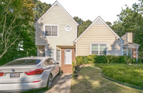 Smyrna House | What a lovely and peaceful townhome in the charming city of Smyrna, Georgia!