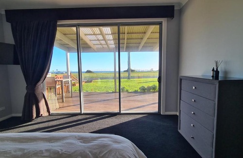 Kilcunda Apartment | Wheel chair & Pet Friendly Waterfront Retreat, 10 minutes to Phiilip Island, fireplace, wood supplied, WIFI wine & chocolates