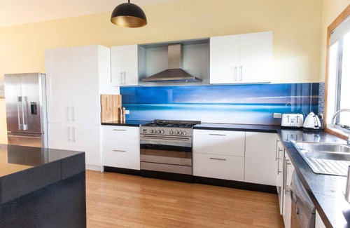 Kilcunda Apartment | Wheel chair & Pet Friendly Waterfront Retreat, 10 minutes to Phiilip Island, fireplace, wood supplied, WIFI wine & chocolates