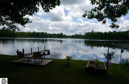 Kalkaska Cabin | Wheeler Lake House:Summer at Wheeler Lake – Kayaks, Swimming & Pure Relaxation!