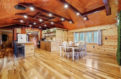 South Bloomingville Cabin | Where in the woods cabin - pet friendly - winery nearby