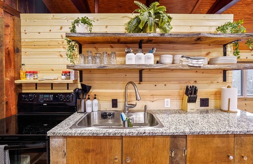 South Bloomingville Cabin | Where in the woods cabin - pet friendly - winery nearby