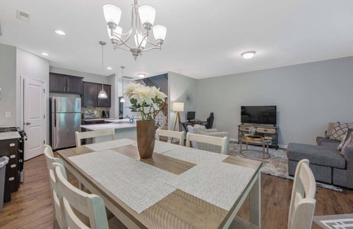 Clegg House | Where Relaxation Meets Home, KING Suite RETREAT, 14 MINS to RDU Airport, POOL
