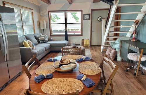 South Butler House | Where the Road Ends, Adventure Begins-Sunset Views&Kayaks at a Boat-Only Hideout