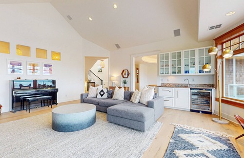 Clinton House | Whidbey Island Estate - Puget Sound views - Peloton, game room, & home office