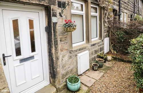 Oxenhope Cottage | WHINBERRY COTTAGE, family friendly, with a garden in Oxenhope