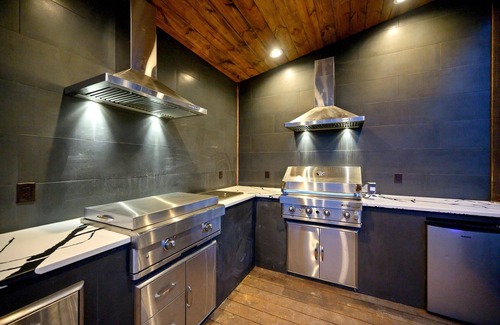 Pickens Cabin | Whiskey Lullaby: Spacious 5-Bedroom with Pool View and Game Room.
