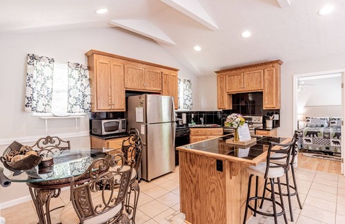 Alarka Cabin | Whiskey's Creekside Cabin*WI-FI*Hot Tub*Fire Pit*No Pet Fee*