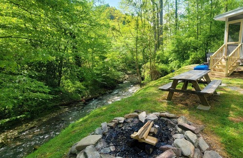 Alarka Cabin | Whiskey's Creekside Cabin*WI-FI*Hot Tub*Fire Pit*No Pet Fee*