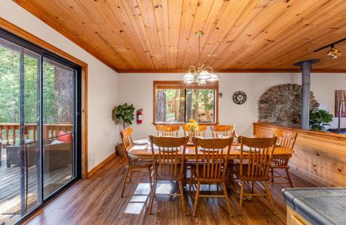 Truckee House | Whiskey Springs by AvantStay Classic Cabin Near Tahoe Donner Ski Area