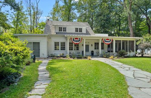 Lakeside House | Whispering Arbor