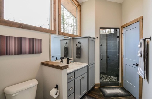 Ellijay Cabin | Whispering Creek ~ 2BR Mountain Modern Luxury ~ On Creek w/Hot Tub & Fireplaces