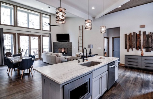 Ellijay Cabin | Whispering Creek ~ 2BR Mountain Modern Luxury ~ On Creek w/Hot Tub & Fireplaces