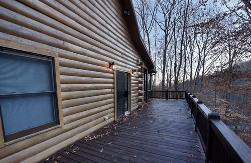 Ridges Over the Lake Cabin | Whispering Creek Lodge- Close to Lake Blue Ridge-5br/3ba Hot tub, wifi