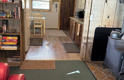 Lolo Cabin | Whispering Moose located for great hikes, Missoula breweries and coffee shops.