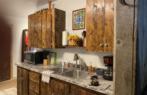Lolo Cabin | Whispering Moose located for great hikes, Missoula breweries and coffee shops.