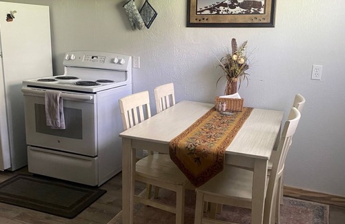 Lolo Cabin | Whispering Moose located for great hikes, Missoula breweries and coffee shops.