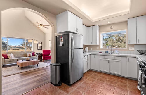 Paso Robles House | Whispering Oaks Cottage: Hot Tub Game Room Pets OK