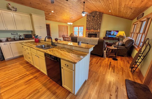 Fleetwood Cabin | Whispering Pines Available Labor Day Weekend!