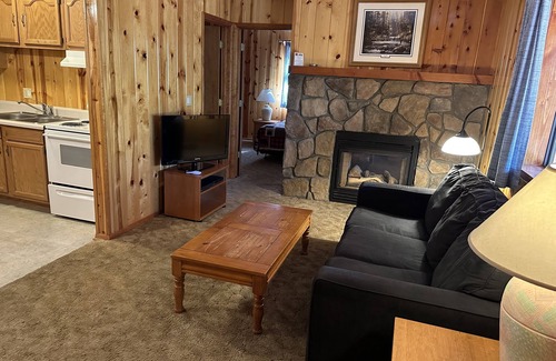 Pinetop House | Whispering Pines - Cabin 24 (spa tub)