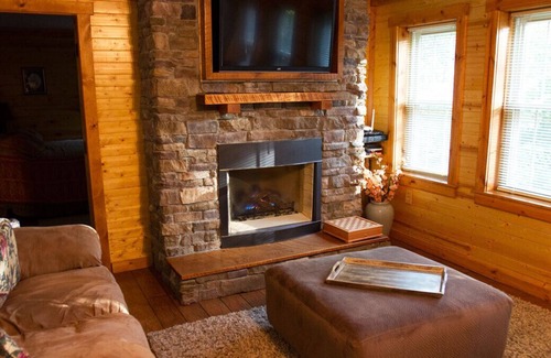 Butler Cabin | Whispering Pines CabinHot Tub, Gas Fireplace, Free Wi-Fi, Fire Pit, Master Suite