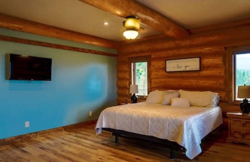 Baker City Cabin | Whispering Pines Lodge, Views! Hot Tub! Sleeps 16+