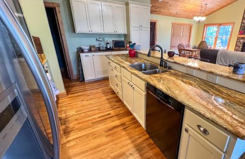 Fleetwood House | Whispering Pines Retreat