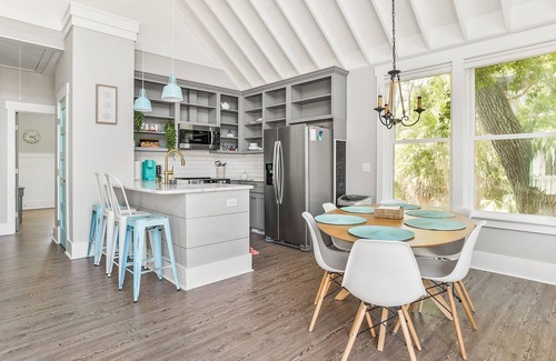 Deer Lake Cottage | Whispering Palms