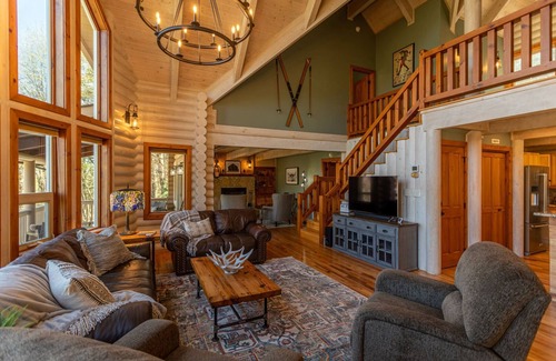 Sugar Grove Cabin | Whispering Willow - 3bd/3.5 bath, hot tub, game tables, views, near original Mast General Store