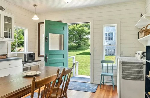 Mid-Coast and Islands House | Whispering Winds Cottage, Offering Ocean views & Resort Amenities, 5 BR/2 Bath