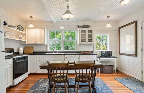 Mid-Coast and Islands House | Whispering Winds Cottage, Offering Ocean views & Resort Amenities, 5 BR/2 Bath