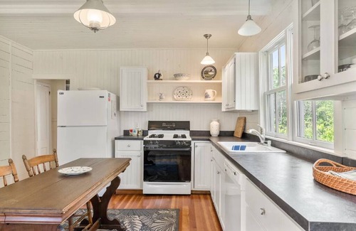 Mid-Coast and Islands House | Whispering Winds Cottage, Offering Ocean views & Resort Amenities, 5 BR/2 Bath