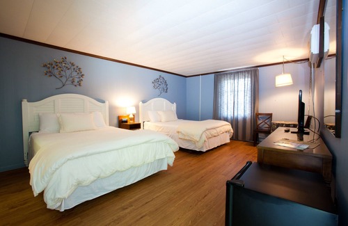 Sennett Hotel | Whispering Winds