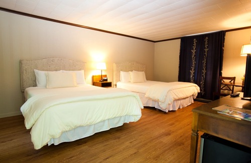 Sennett Hotel | Whispering Winds
