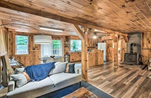 Grafton House | Whispering Woods Cabin - Creekside & Pet Friendly