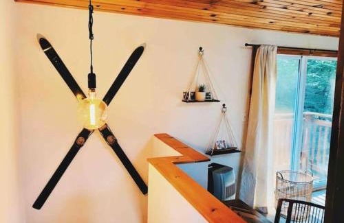 Grafton House | Whispering Woods Cabin - Creekside & Pet Friendly