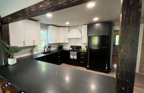 Baileys Harbor House | Whispering woods retreat- morning yoga on the deck, EV charging & pet friendly
