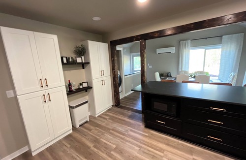 Baileys Harbor House | Whispering woods retreat- morning yoga on the deck, EV charging & pet friendly