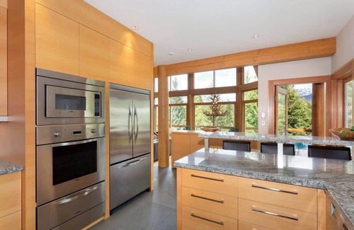 Blueberry Hill House | Whistler Townhouse: Mtn Views, Hot Tub, Fireplace!