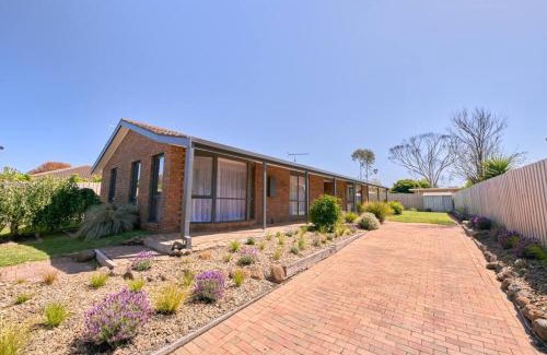 Torquay House | White Beach Nest walk to the beach