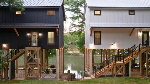 New Braunfels House | White & Black House 8br River