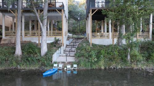 New Braunfels House | White & Black House 8br River