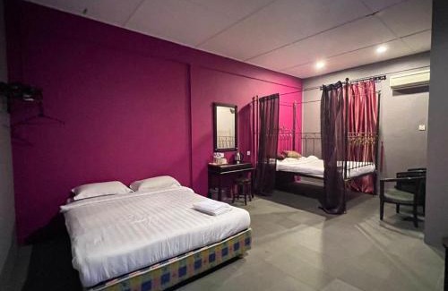 Kuching Cabin | White Cottage